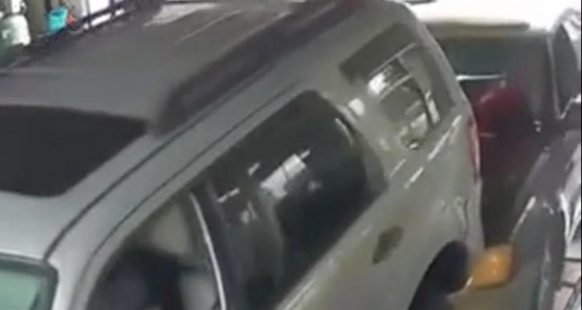 VIDEO - Il oublie de s'arrêter, son entrée dans ce garage automobile est remarquée