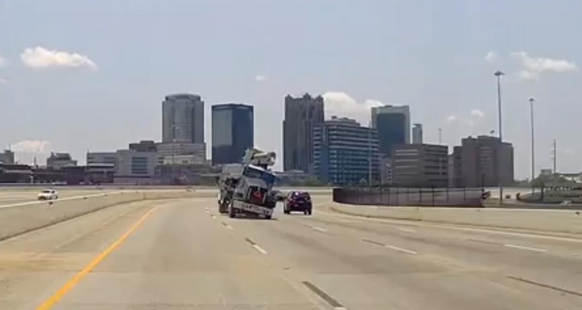 VIDEO - Le camion est mal attaché à la dépanneuse, il se retourne dans un virage
