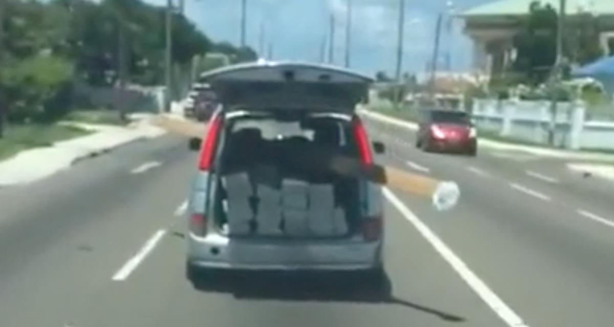 VIDEO - Il transporte une poutre dans sa voiture, le conducteur finit par éclater le pare-brise d'une voiture