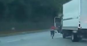 Le fuyard saute de son camion pour échapper à la police, une cascade insuffisante