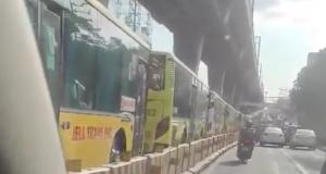 Cet automobiliste s'engage dans la voie réservée au bus, c'est raté s'il pensait gagner du temps