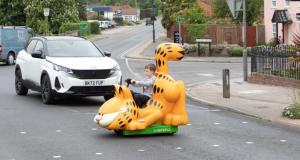 Il transforme un fauteuil roulant électrique en une voiture à l'effigie de Garfield, le cadeau parfait pour ses petits-enfants !