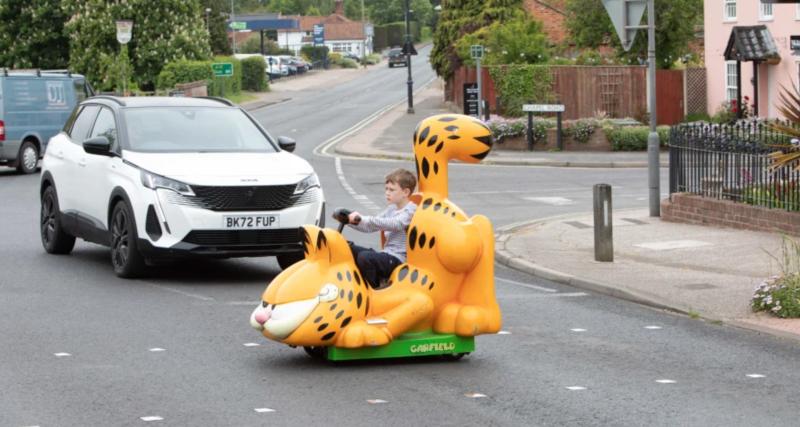  - Il transforme un fauteuil roulant électrique en une voiture à l'effigie de Garfield, le cadeau parfait pour ses petits-enfants !