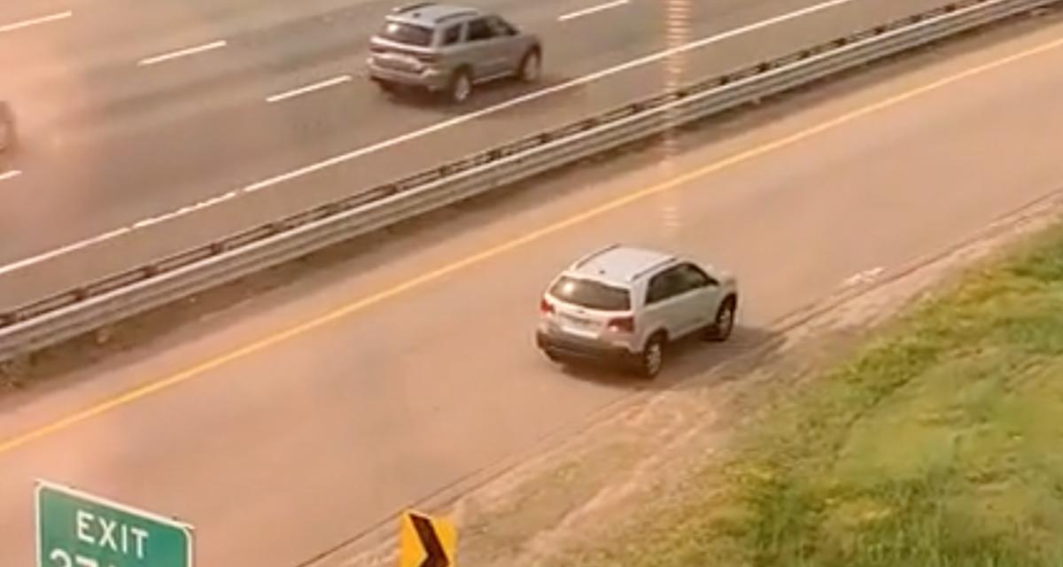 VIDEO - Il loupe sa sortie d'autoroute, le conducteur n'a pas froid aux yeux pour réparer son erreur