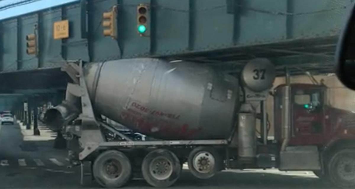 VIDEO - Ce camion est coincé sous un pont, bon courage pour en sortir