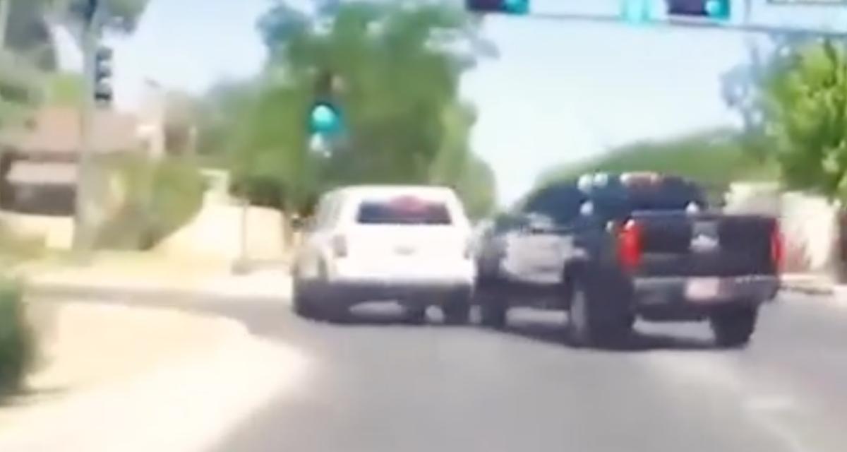 VIDEO - Ce pick-up se place très mal à l'entrée d'une intersection, il envoie valser la Jeep à sa gauche