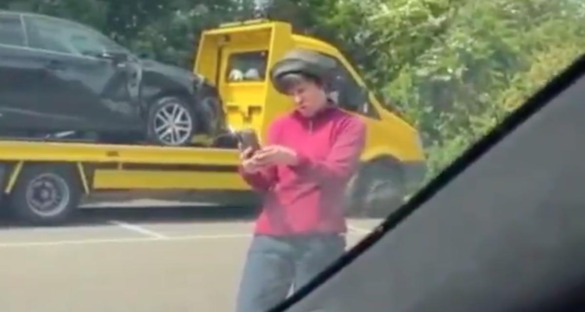 Cette passante accuse un automobiliste de polluer l'air, elle ne comprend pas qu'il roule en voiture électrique