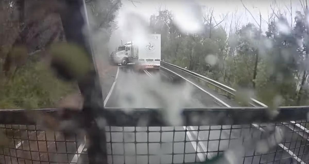 VIDEO - Ce semi-remorque est coincé en travers de la route, impossible de l'éviter
