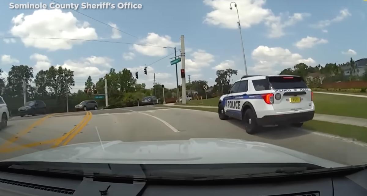 Un policier qui arrête un autre policier