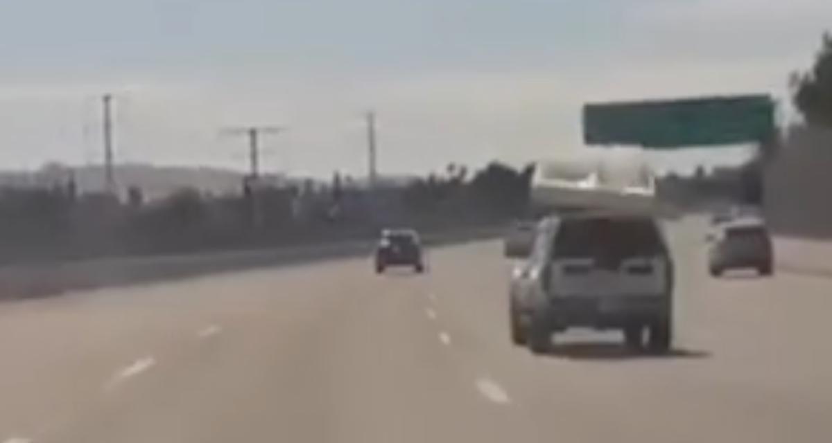 VIDEO - Le SUV perd le lit accroché sur son toit, attention derrière