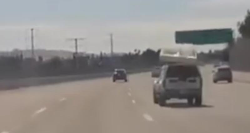  - VIDEO - Le SUV perd le lit accroché sur son toit, attention derrière