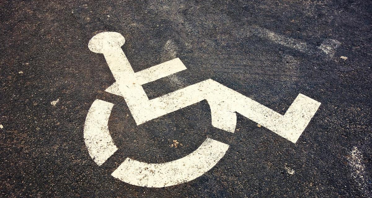 Cette femme garde une place de parking pour sa mère handicapée, ça ne plaît pas à cet automobiliste
