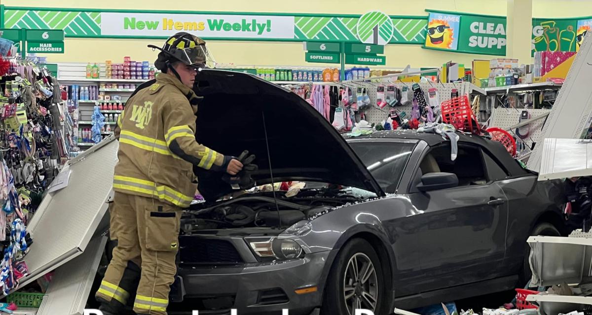 Sa Ford Mustang finit dans la vitrine d'un magasin, l'explication de la conductrice sur cet accident est improbable