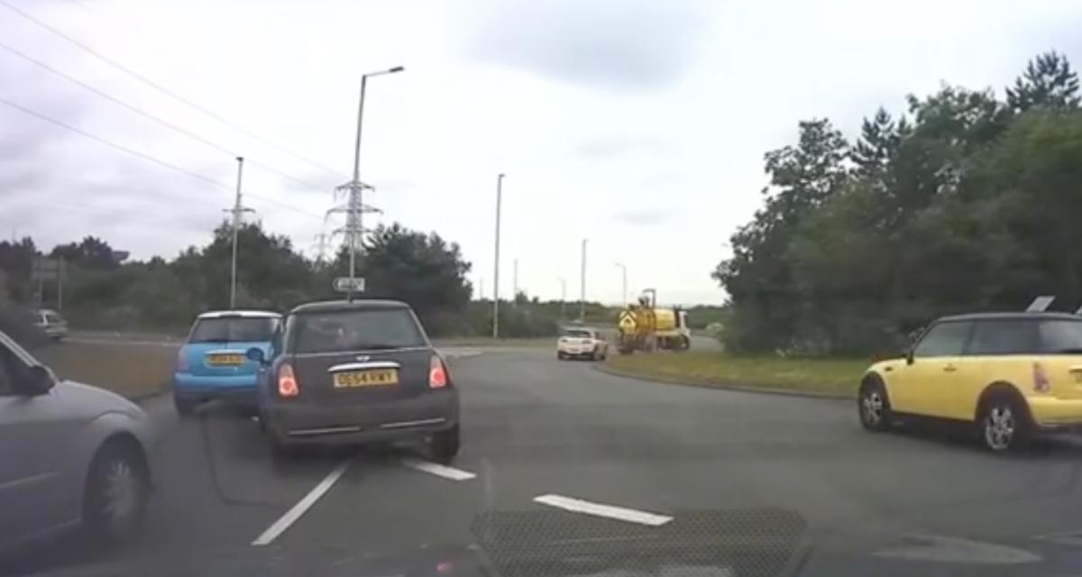 VIDEO - Moment d'absence pour cet automobiliste, ça se finit en accrochage au rond-point
