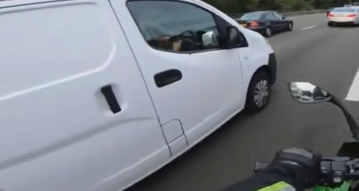 Ce motard filme un automobiliste sur son téléphone, ça ne plaît