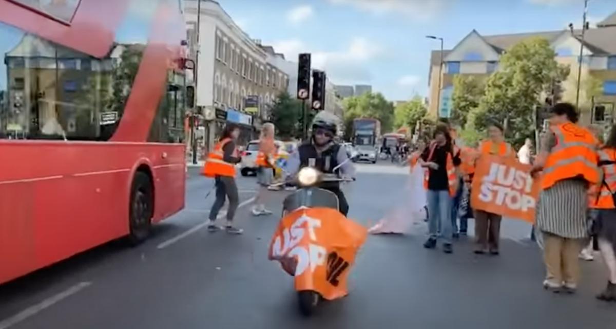 VIDEO - Ce scooter est un opposant à la manifestation, il l'exprime à sa manière