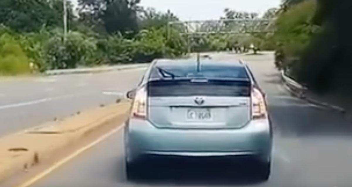 Cette voiture pile sans raison, le conducteur derrière elle ne peut éviter l'accrochage