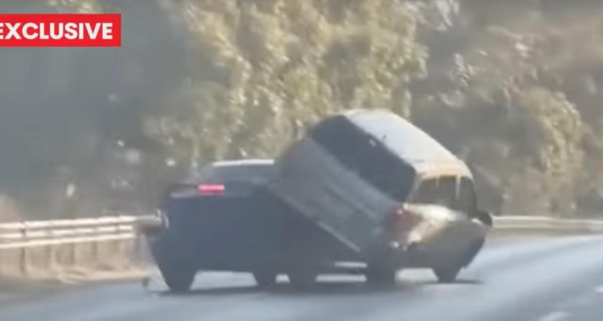 VIDEO - Ce SUV s'attaque à une berline, il finit par se retourner