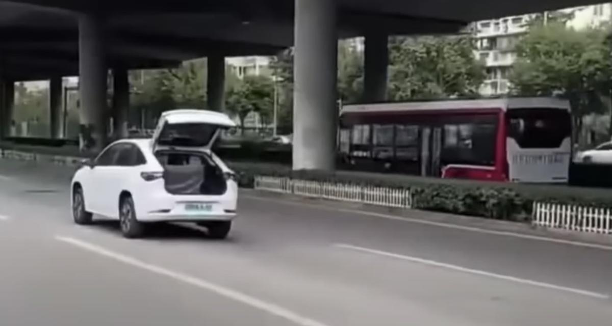 VIDEO - Cette voiture électrique perd sa batterie amovible, scène improbable sur le périphérique