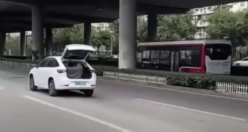  - VIDEO - Cette voiture électrique perd sa batterie amovible, scène improbable sur le périphérique