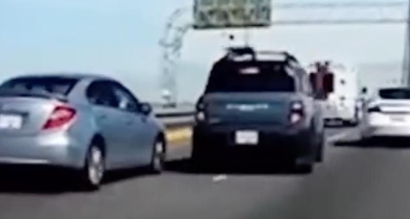  - VIDEO - Cet automobiliste ne voit pas la voiture à sa gauche, elle perd un rétroviseur dans l’affaire