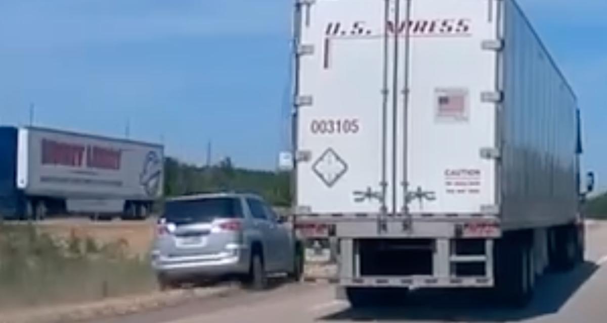 VIDEO - Le camion prend ses aises sur l'autoroute, il oblige une voiture à rouler dans le fossé