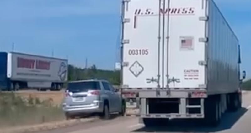  - VIDEO - Le camion prend ses aises sur l'autoroute, il oblige une voiture à rouler dans le fossé
