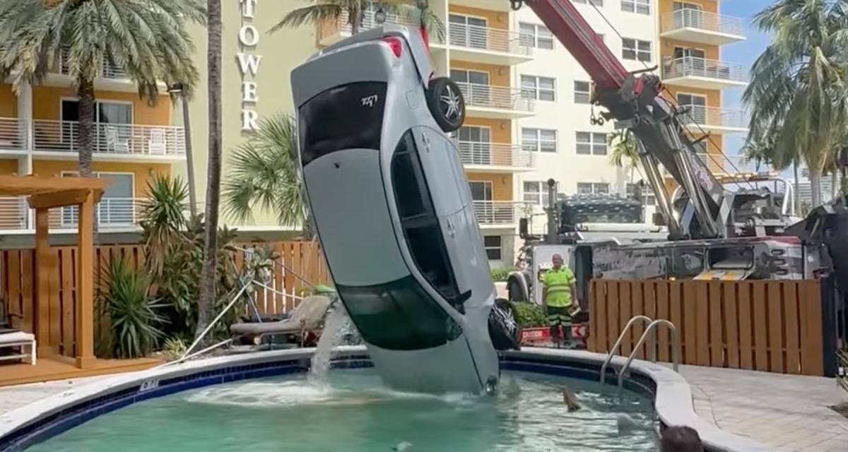 VIDEO - Sa voiture finit dans la piscine du voisin, il faut une grue pour la sortir de là