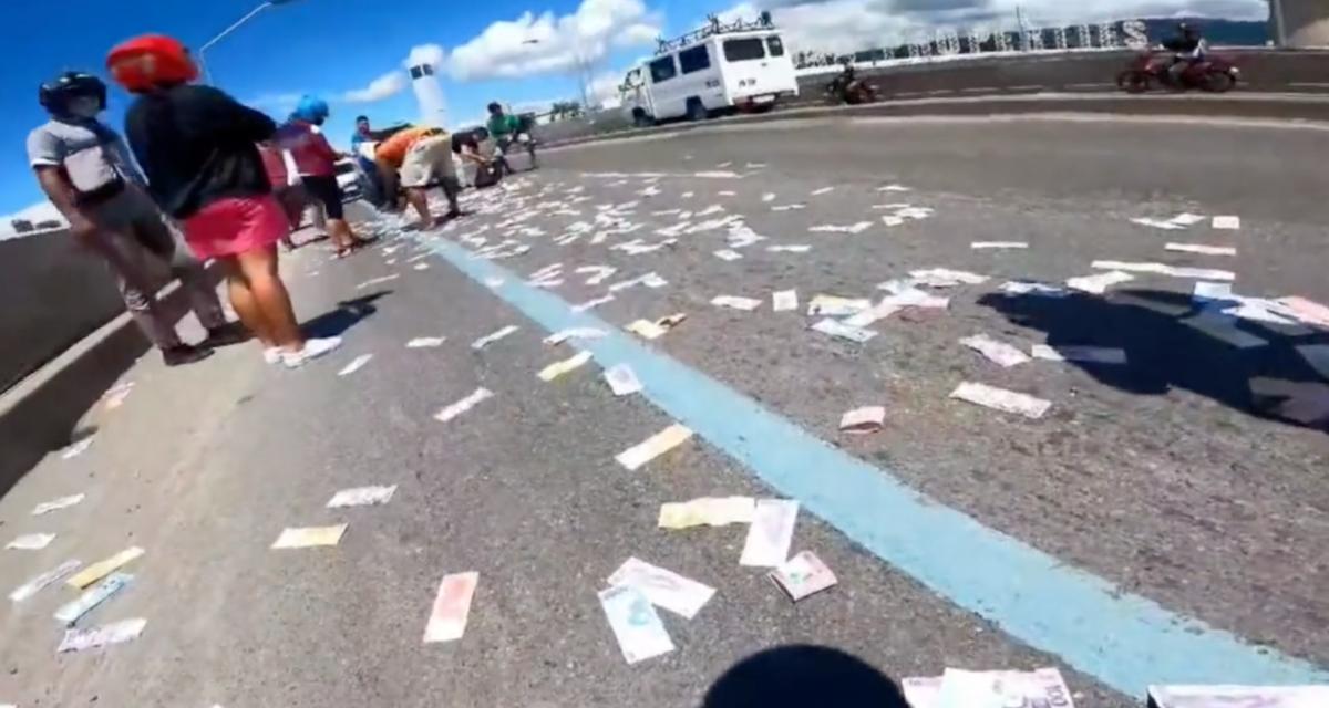 VIDEO - Des milliers d'euros éparpillés sur la route, scène de chaos sur l'autoroute