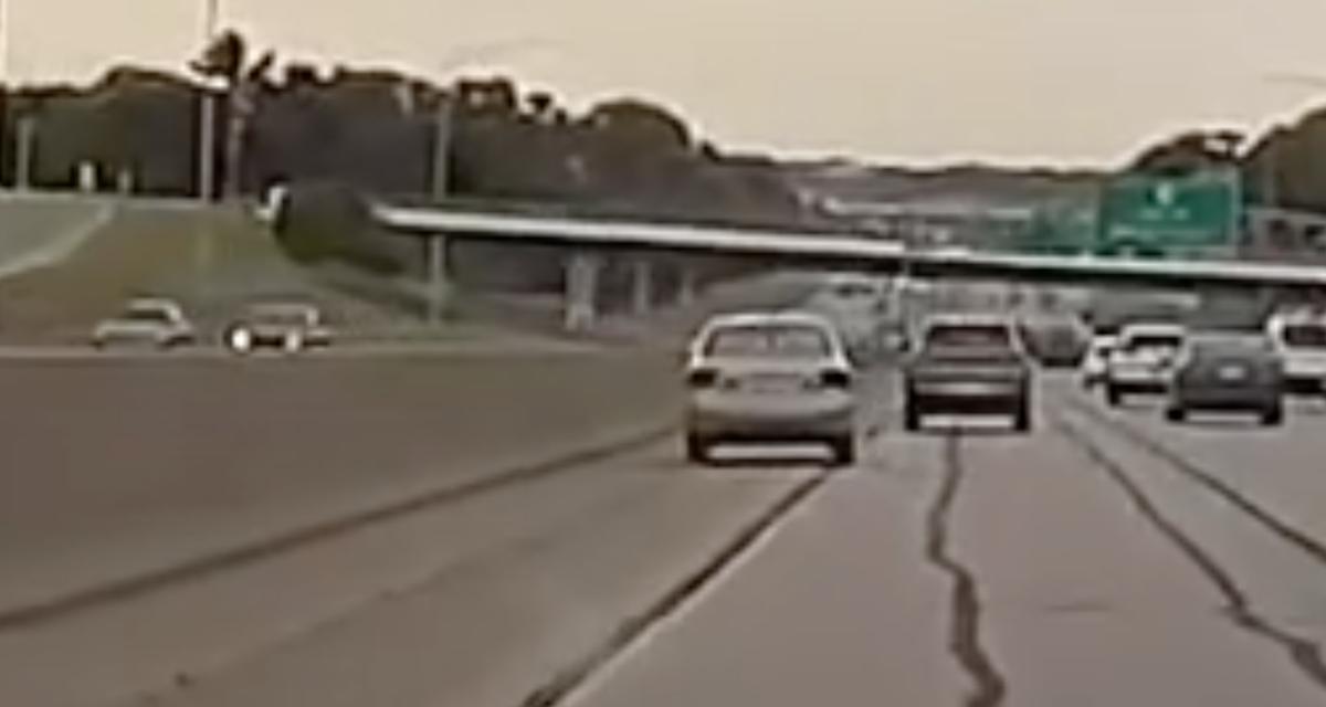 VIDEO - Ce conducteur dévie lentement de sa trajectoire, il est réveillé par la glissière de sécurité