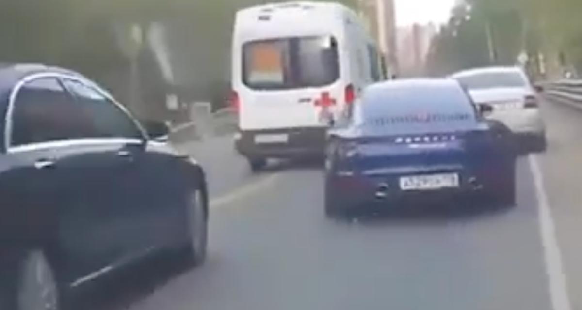 Ce conducteur veut suivre l'ambulance pour échapper aux embouteillages, un autre décide de le bloquer