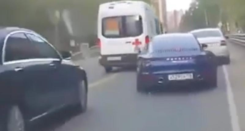  - Ce conducteur veut suivre l'ambulance pour échapper aux embouteillages, un autre décide de le bloquer