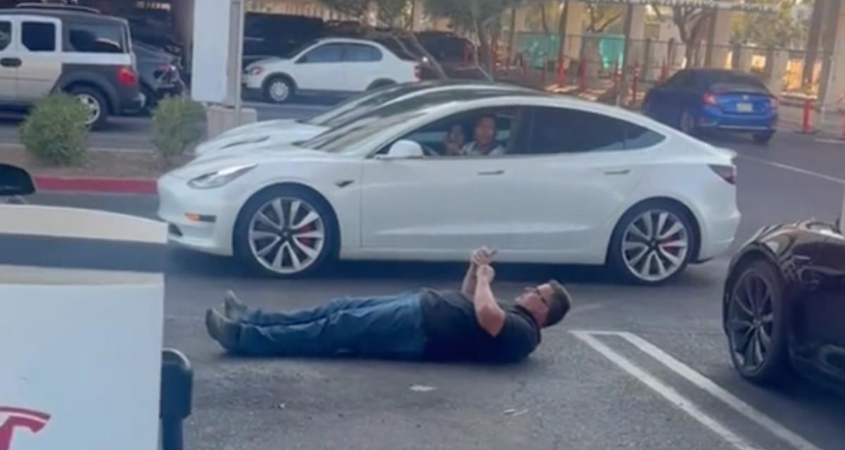 Sa Tesla tombe en panne à quelques mètres d'un chargeur, il s'allonge devant la borne pour empêcher les autres de se brancher