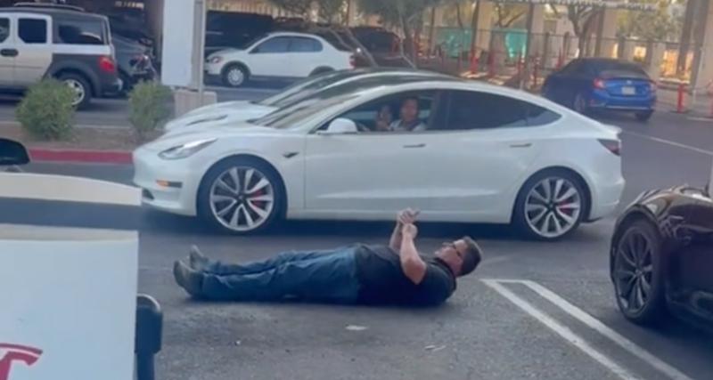  - Sa Tesla tombe en panne à quelques mètres d’un chargeur, il s’allonge devant la borne pour empêcher les autres de se brancher