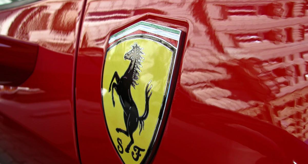 VIDEO - Elle ouvre sa portière au passage d'une Ferrari, les choses se retournent contre elle