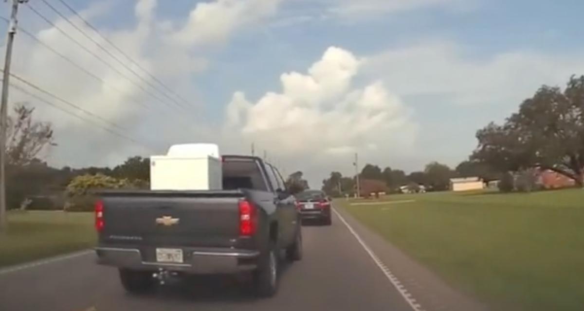 VIDEO - Ce pick-up se lance dans un dépassement très dangereux, il y laisse son pare-brise arrière