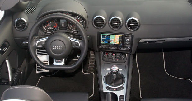 Caraudiovidéo : l'Audi TT RS Roadster à la loupe - Prestations : un système hi-fi à 12 HP dont une voie centrale