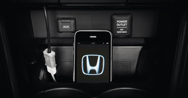 Caraudiovidéo : la Honda CR-Z à la loupe - Une installation hi-fi de 240 Watts en option