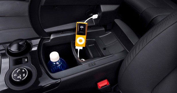 Caraudiovidéo : Le Peugeot 3008 à la loupe - Bluetooth et lecteur de carte SIM