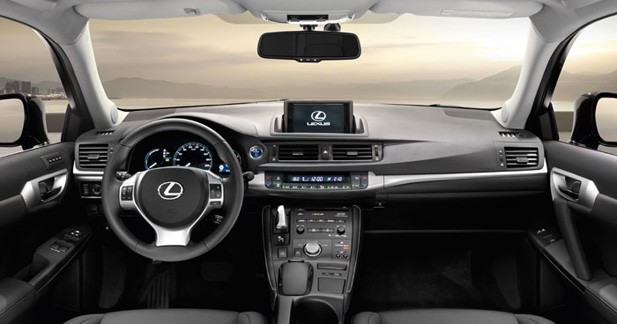 Caraudiovidéo : La Lexus CT 200h à la loupe - Navigation avec disque dur