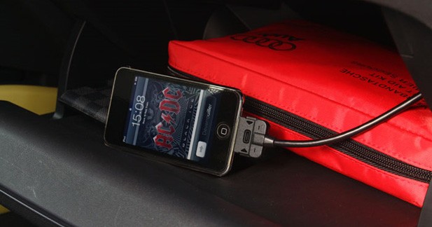 Caraudiovidéo : l'Audi A1 1.6 TDi Ambition à la loupe - Dommage que le contrôle iPod n’affiche pas les pochettes de disque