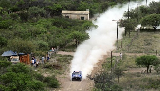 Dakar 2011: les écarts se resserrent sur la 3e étape - Le Qatariote Nasser Al-Attiyah (Volkswagen) sur le Dakar le 3 janvier 2011