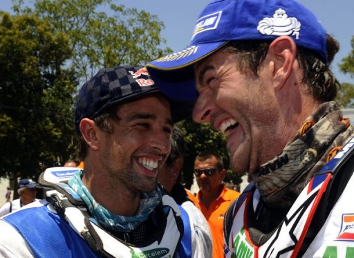 Dakar 2011 : troisième couronne pour Coma, Al-Attiyah concrétise - Les pilotes argentin Alejandro Patronelli (G) et français Cyril Despres à Baradero en Argentine, le 15 janvier 2011