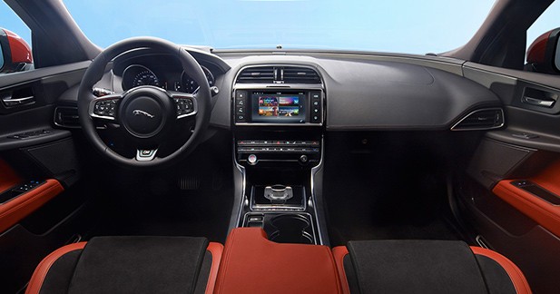 Mondial Auto 2014 : Jaguar XE, luxe, sport et technologie - Avec sa calandre agressive, la Jaguar XE est en parfait accord avec le reste de la gamme.