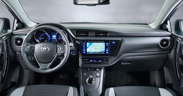 Toyota Auris restylée : un lifting pour la compacte - hybride amélioré