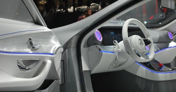 Mercedes Concept IAA : soucoupe filante - Ambiance vaisseau spatial dans l'habitacle aussi