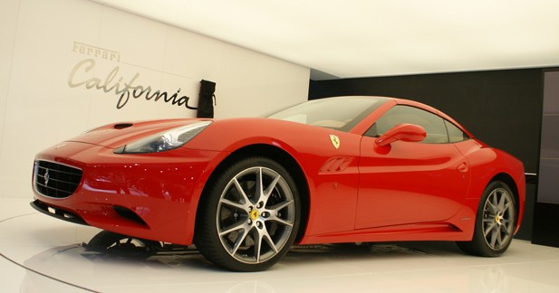 Ferrari California : au summum de la polyvalence - La belle se dévêtit en 20 s