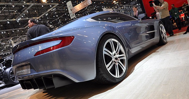 Aston Martin One-77 : Haute couture - Sprinteuse en tenue de gala