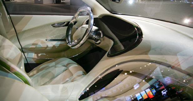 Chrysler 200C EV Concept : mini-limo - Un arsenal électronique