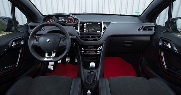 Essai comparatif Peugeot 208 GTI vs 208 GTI 30th : laquelle choisir ? - A bord, le minimum syndical